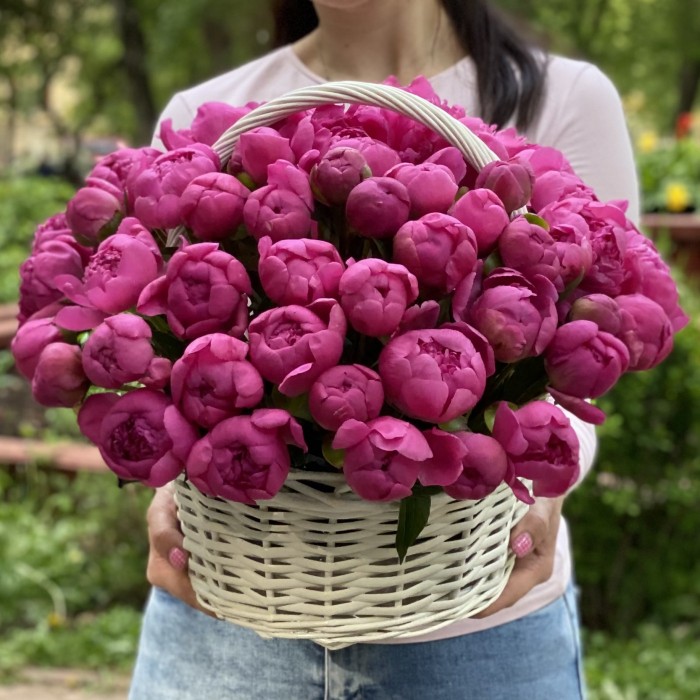 51 малиновый пион Флеминг в корзине